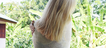 Lara umarmt sich selbst